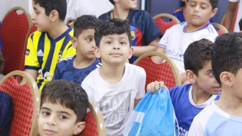 طلبة الدَّورة الصَّيفية يمرحون ويلعبون في نادي عالي