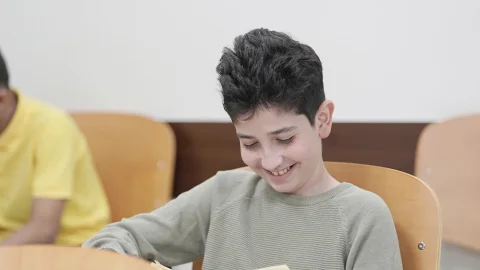 الإعلاميَّة تتجوّل في الفصول الدِّراسيَّة بالذكر الحكيم