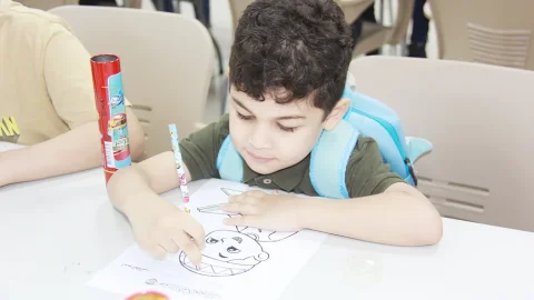 طلبة الدَّورة الصَّيفيَّة في حصّة تلوين