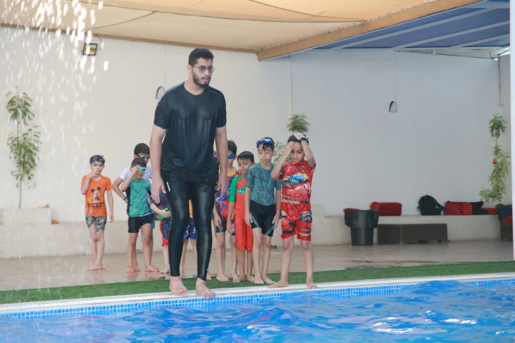 انطلاق الأسبوع السَّادس بالبرنامج الصَّيفي بتدريب السِّباحة