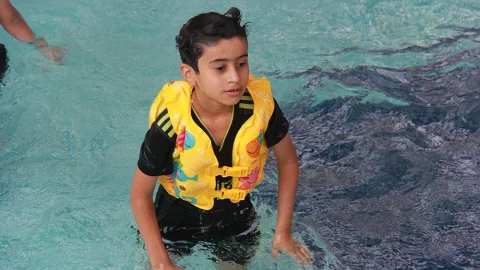 طلبة الدَّورة الصَّيفيَّة الصِّغار يمرحون في بركة سباحة