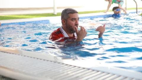 أحبَّتنا الصِّغار يواصلون تدريب السِّباحة ضمن البرنامج الصَّيفي
