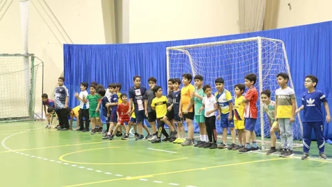 طلبة الذِّكر الحكيم الصِّغار يمرحون ويلعبون بنادي عالي
